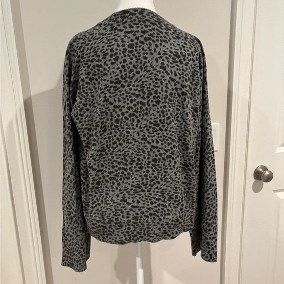 Monrow grey leopard sweater size large NWT - Picture 4 of 6